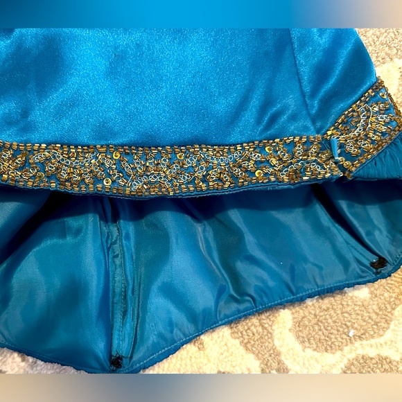 DUSK BY SHEILA YEN - Strapless Formal Gown With Metallic Trim on Top. Size 4 - Picture 10 of 10